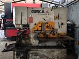 une machine qui se trouve à l'intérieur d'un bâtiment
