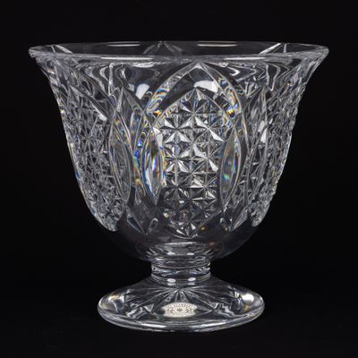 un saladier en verre posé sur une surface noire