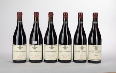 six bouteilles de vin rouge sont alignées sur une table