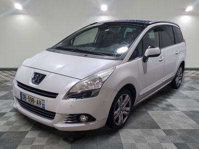 la photo d'une voiture blanche garée dans un garage