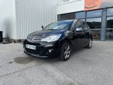 une citrole noire garée devant un immeuble