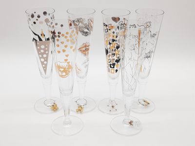 quatre verres à vin ornés de motifs dorés et noirs