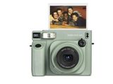 une image représentant un appareil photo Polaroid sur lequel figure la photo d'une famille