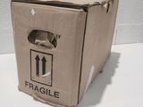 une boîte en carton sur laquelle est apposée une étiquette « Fragile »