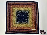 une photo d'une écharpe carrée noire et jaune ornée de fleurs jaunes