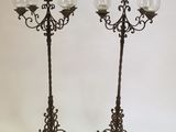 paire de candélabres anciens en fer forgé avec des vases en verre