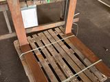 un banc en bois posé au milieu de la pièce