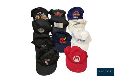 six casquettes différentes, ornées de logos variés, sur fond blanc