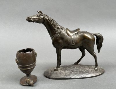 une statue en bronze représentant un cheval et une coquille d'œuf