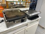 une photo d'un plan de travail sur lequel est posé un grill