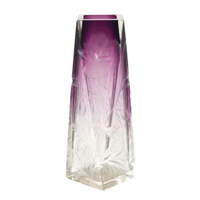 un vase violet posé sur une surface blanche