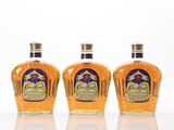 trois bouteilles de whisky Crown Royal alignées les unes à côté des autres