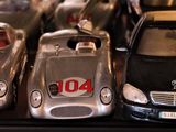 de nombreuses petites voitures exposées dans une vitrine