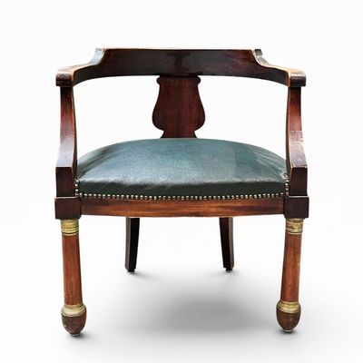 une image représentant une chaise en bois avec une assise en cuir bleu