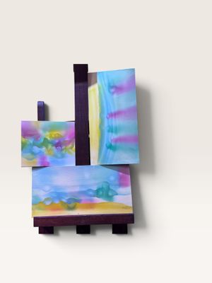 tableau accroché sur un mur blanc, représentant une composition aux tons violets et bleus