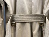 le dos d'une blouse blanche avec une ceinture, sur un mannequin, un mannequin, un mannequin, un mannequin, un mannequin, un mannequin, un mannequin