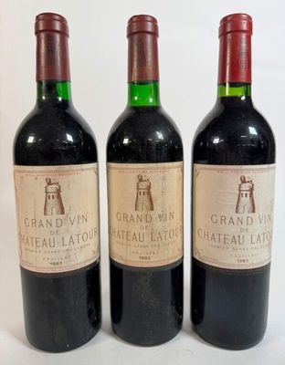trois bouteilles de vin sont alignées sur une surface blanche