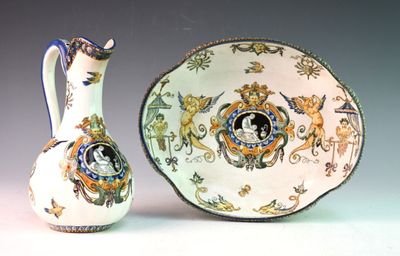 deux pièces de poterie posées sur une table
