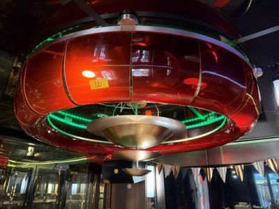 un grand objet rouge suspendu au plafond d'un restaurant