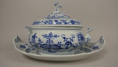 Soupière et son plateau en porcelaine de Meissen, décor à l’…