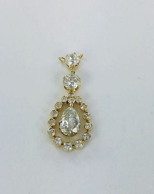 gros plan d'un pendentif en diamant sur une surface blanche