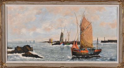 une peinture à l'huile représentant un voilier sur l'eau, près d'un rivage rocheux