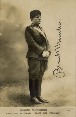 une vieille photo d'un homme en uniforme militaire