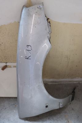une voiture peinte en blanc et sur laquelle figure un numéro