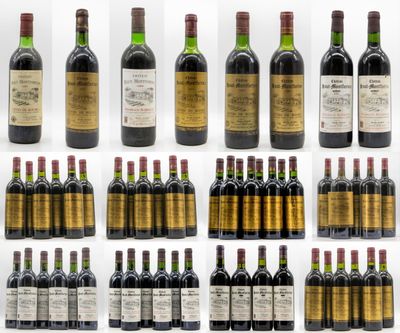 une pile de bouteilles de vin empilées les unes sur les autres