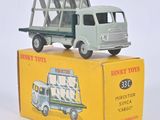 un camion jouet posé sur une boîte