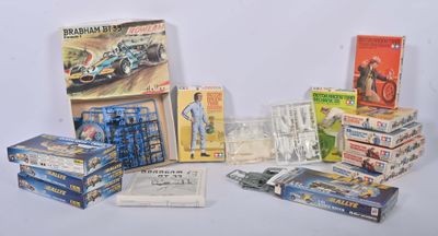 un grand nombre de jouets posés sur une table