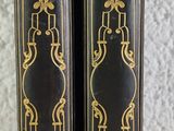 Deux vieux livres sont posés l'un à côté de l'autre sur une table
