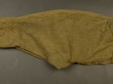 un gros plan sur un pantalon posé sur une table
