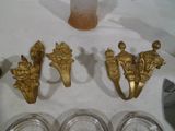 trois bagues en or et un vase en verre posés sur une table