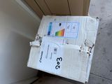 une boîte posée par terre à côté d'une porte