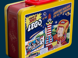 une boîte à goûter jaune et rouge avec une image de Lego
