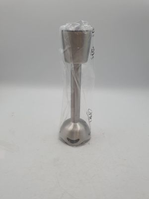 une cuillère en argent dans un sac en plastique posé sur une surface blanche