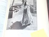 un livre ouvert sur lequel figure l'image d'une femme tenant un pistolet