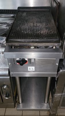 un barbecue posé au milieu d'une cuisine