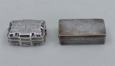deux petites boîtes en argent posées l'une à côté de l'autre sur une table