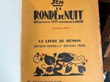 une personne tenant un livre à la main devant une bibliothèque