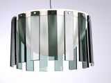 une lampe suspendue au plafond de la pièce