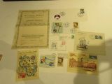 une table sur laquelle sont posés de nombreux timbres et cartes postales