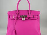 un sac à main en cuir rose muni d'un cadenas sur la poignée