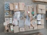 beaucoup de cartons et de vis par terre