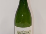 une bouteille de vin posée sur une table