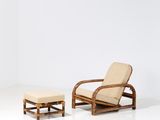 une image représentant une chaise et un pouf dans une pièce blanche