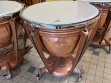 many different types of musical instruments in this room