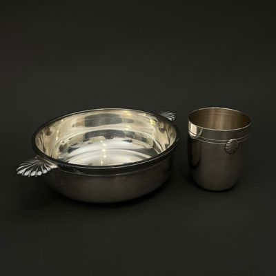 une image représentant un bol et une coupe en argent sur fond noir