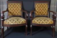 Paire de fauteuils en acajou. Accidents, manque au placage, …